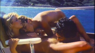 Ретро оргия на яхте с финалом давалкам на сиськи
