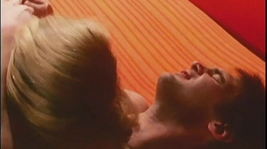 Сексвайф трахается с коллегой мужа при супруге в ретро порно