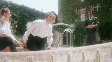 Отсос микрочлена старого трансвестита и мастер-класс по минету