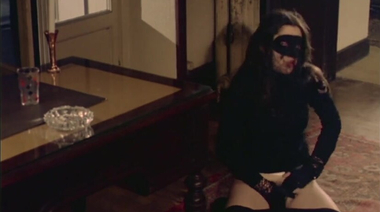 Воровка трахает мохнатку свечкой, наблюдая за трахом хозяев