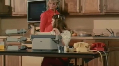 Строитель сует волосатый хуй в блондинку, а теннисистка и служанка трахаются в ЖМЖ