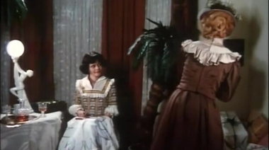 Отсос под столом и винтажный трах пущенной по кругу телки на застолье