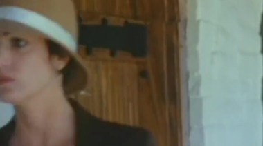 Групповуха ЖМЖ у камина и озабоченный ковбой в ретро порно