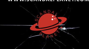 Две голые натурщицы позируют в фильме «Роден»