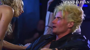 Космическая стриптизерша Тамми Джин с голыми сиськами в кинотрэше