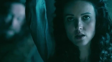 Порка голой задницы Карен Хассан из сериала о викингах