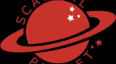 Голая Шарлотта Росс застигнута врасплох и руками прикрывает киску и грудь