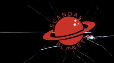 Пышные голые сиськи Алисcы Милано в сцене фильма