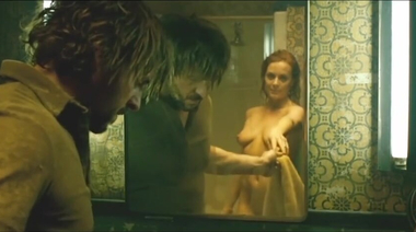 Голая актриса Жюли ЛеБретон в фильме «Завещание призрака»