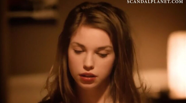 Актриса Каролина Юрчак горячо трахает мужика со льдом