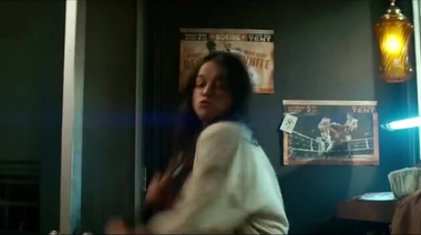 Мишель Родригес в халате светит маленькими сиськами в фильме «Томбой»