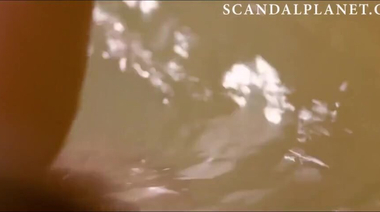 Сьюки Уотерхаус мастурбирует в ванне до оргазма и стоит голой в фантастике