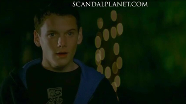 Пацан плавает в бассейне с голыми Эмбер Херд и Амандой Сайфред