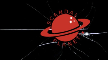 Голая муза Сиенна Миллер курит в пенной ванне в кино биографии