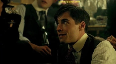 Эксгибиционистка Кристина Риччи показывается голышом гостям на вечеринке в сериале