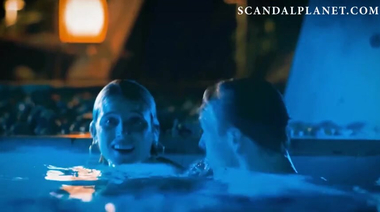 Лесбийский поцелуй Джанет Монтгомери и Эммы Робертс в бассейне