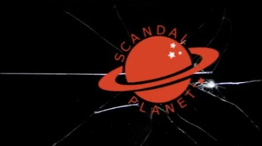 Натурщица Лив Тайлер позирует с голой грудью для художника