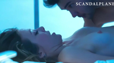 Голая Валери Бентсон трахается с типом с плохой эрекцией в «Сексе будущего»