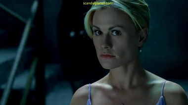 Голая Наташа Алам в сцене БДСМ порки в вампирском сериале