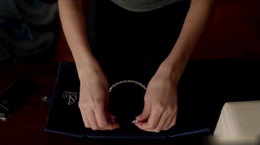 Сиськи актрисы Лилы Лорен просвещаются через майку