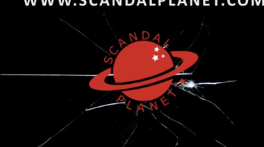 Мелани Гриффит на секунду показывает большие сиськи в кадре