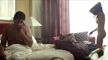 Обнаженная Надин Веласкес с большими сиськами дефилирует в фильме «Экипаж»