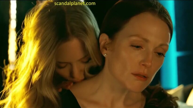 Лесбийский секс Аманды Сайфред и Джулианны Мур в фильме «Хлоя»