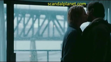 Шарлиз Терон с голыми сиськами в махровом халате в сцене из фильма