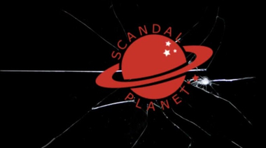 Засвет сисек Эмми Россам в сцене с переодеванием в «Бесстыжих»