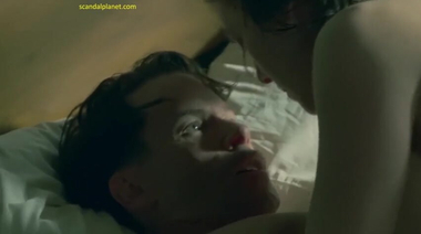 Красивый секс в постели голой Кейт Уинслет в роли Милдред Пирс