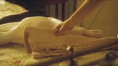 Эмили Браунинг снимает ночнушку и любуется собой голышом перед зеркалом