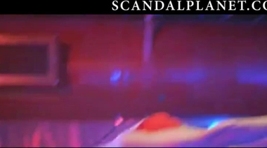 Роселин Санчес танцует стриптиз и показывает мастерство минета на банане