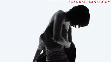 Скарлетт Йоханссон переодевается, светя голыми сиськами