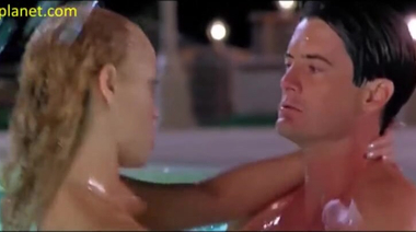 Секс в бассейне с судорожным оргазмом Элизабет Беркли из «Шоугелз»