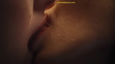 Лесбийский поцелуй и ласки Меган Фокс и Аманды Сайфред