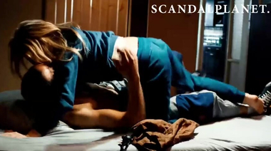 Полуголая воровка Сара Хронис обломила пристегнутого наручниками мужика