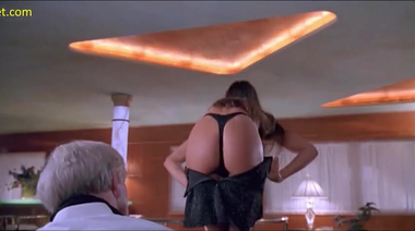 Деми Мур снимает лифчик и танцует стриптиз с голыми буферами