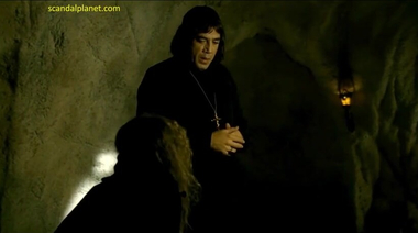 Голая узница Натали Портман трахнута святым отцом в «Призраках Гойи»