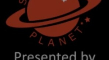 Лесбийский поцелуй Дениз Ричардс и Нив Кэмпбелл в культовой сцене в бассейне