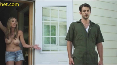 Элизабет Масуччи с голыми сиськами и в коротких шортах в фильме