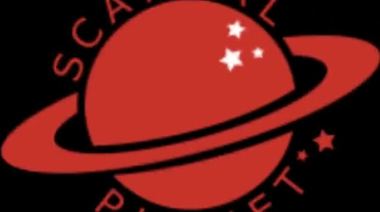 Эддисон Тимлин светит сиськами в халате и без него в «Калифорникейшн»