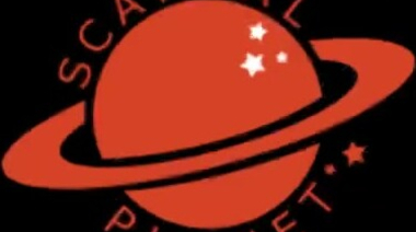 Джоэли Ричардсон медленно стягивает платье, оголяя сиськи