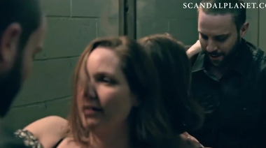 Джордана Спиро трахается в туалете при прослушке в сериале «Озарк»