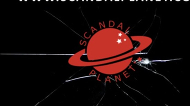 Сильвия Хукс лижет пальцы ног, засвечивая пизду без трусиков