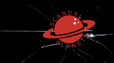 Люси Уолтерс ласкает киску во время секса по телефону в сериале «Джетт»