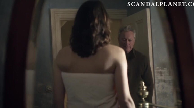 Голая Фиби Тонкин отдается старику в сериале «Цветение»