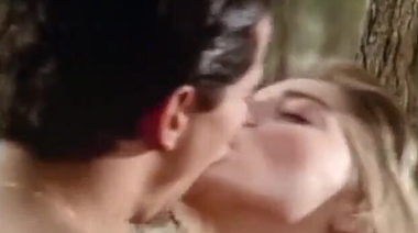 Сцена страсти и секса молодой Шэрон Стоун в лесу