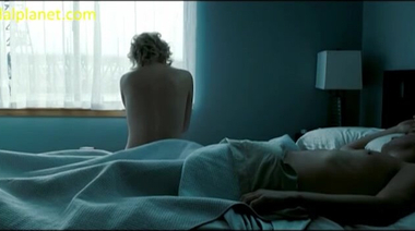 Голая Шарлиз Терон курит в открытое окно