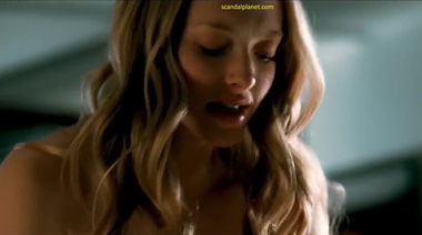 «Хлоя» Аманда Сайфред раздевается и трахает парня верхом