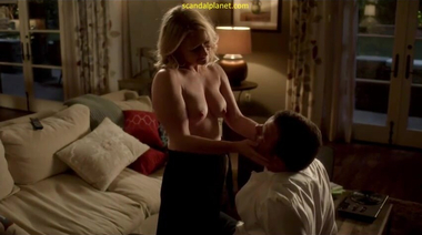 Паула Малкомсон вываливает большие сиськи в сериале «Дэдвуд»